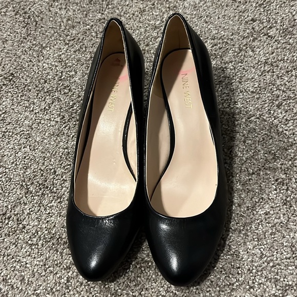 Nine West sz 8.5m black 2.5 inch wedge heels. Smoke/pet free - Picture 5 of 6